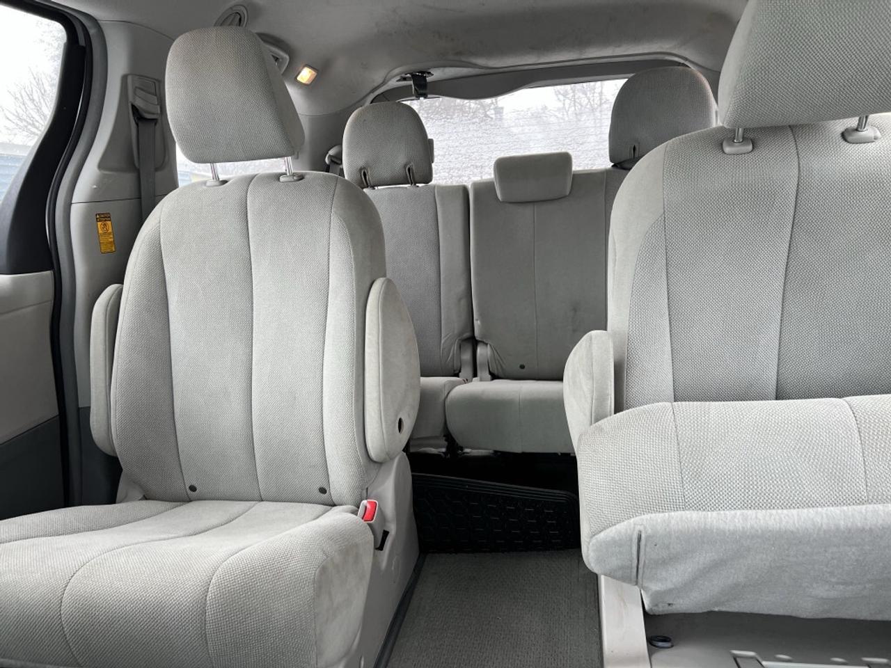 2014 Toyota Sienna 5dr 7-Pass Front-wheel Drive Photo