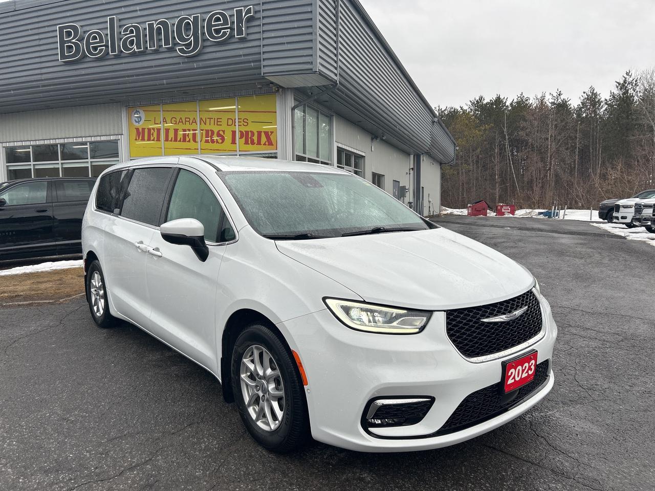 2023 Chrysler Pacifica Touring L Photo0