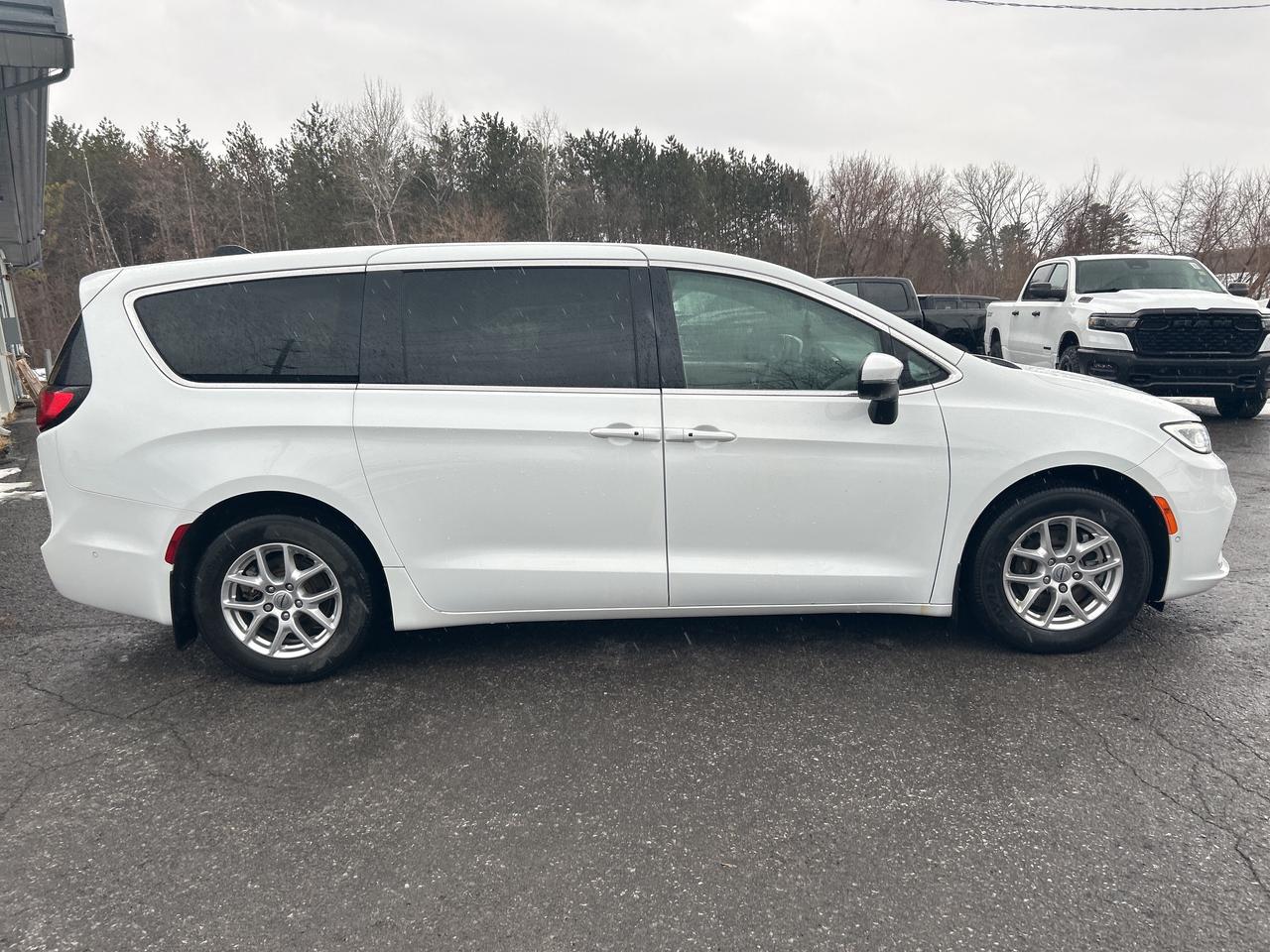 2023 Chrysler Pacifica Touring L Photo