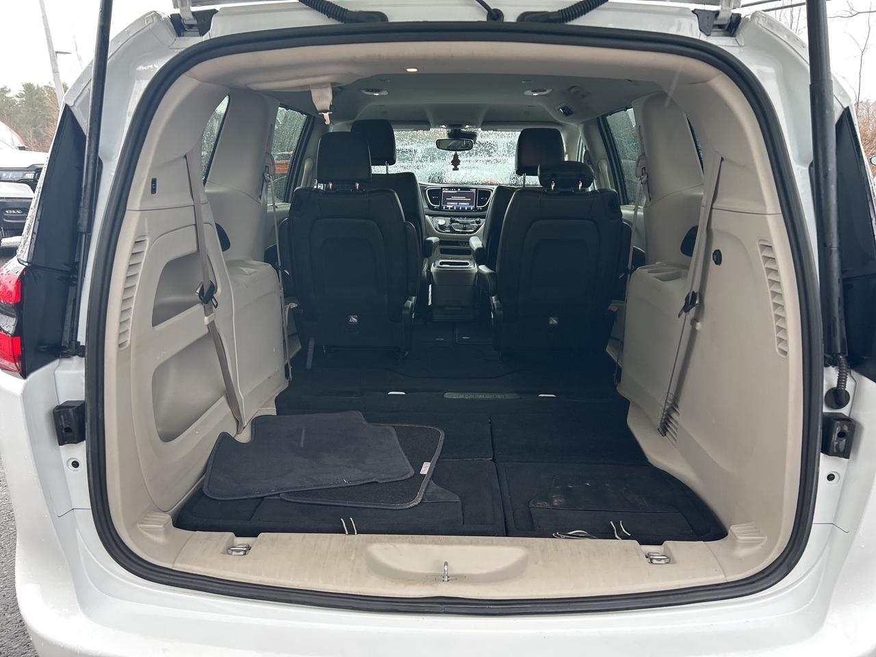 2023 Chrysler Pacifica Touring L Photo