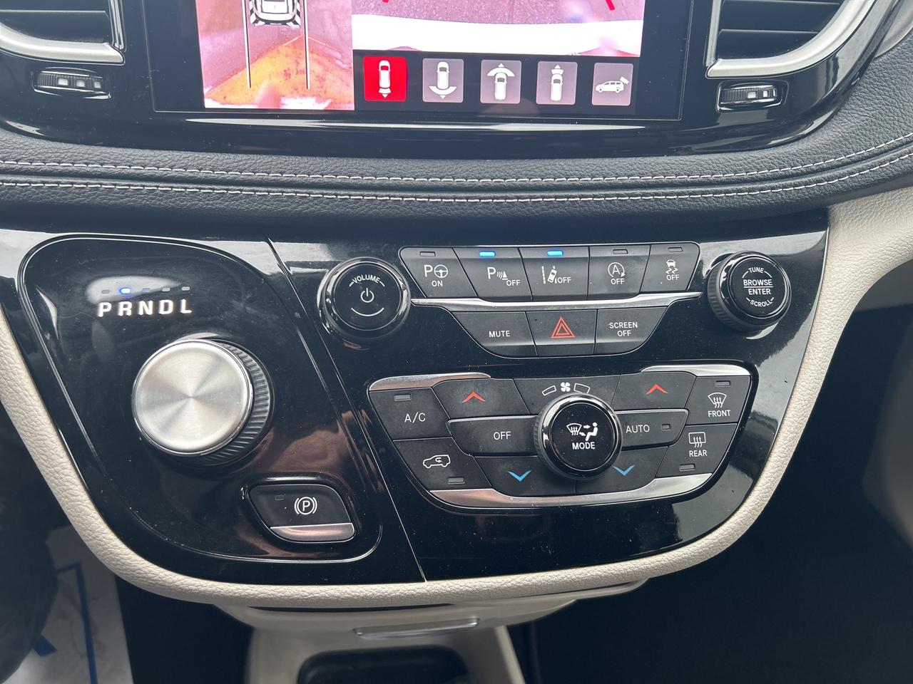 2023 Chrysler Pacifica Touring L Photo