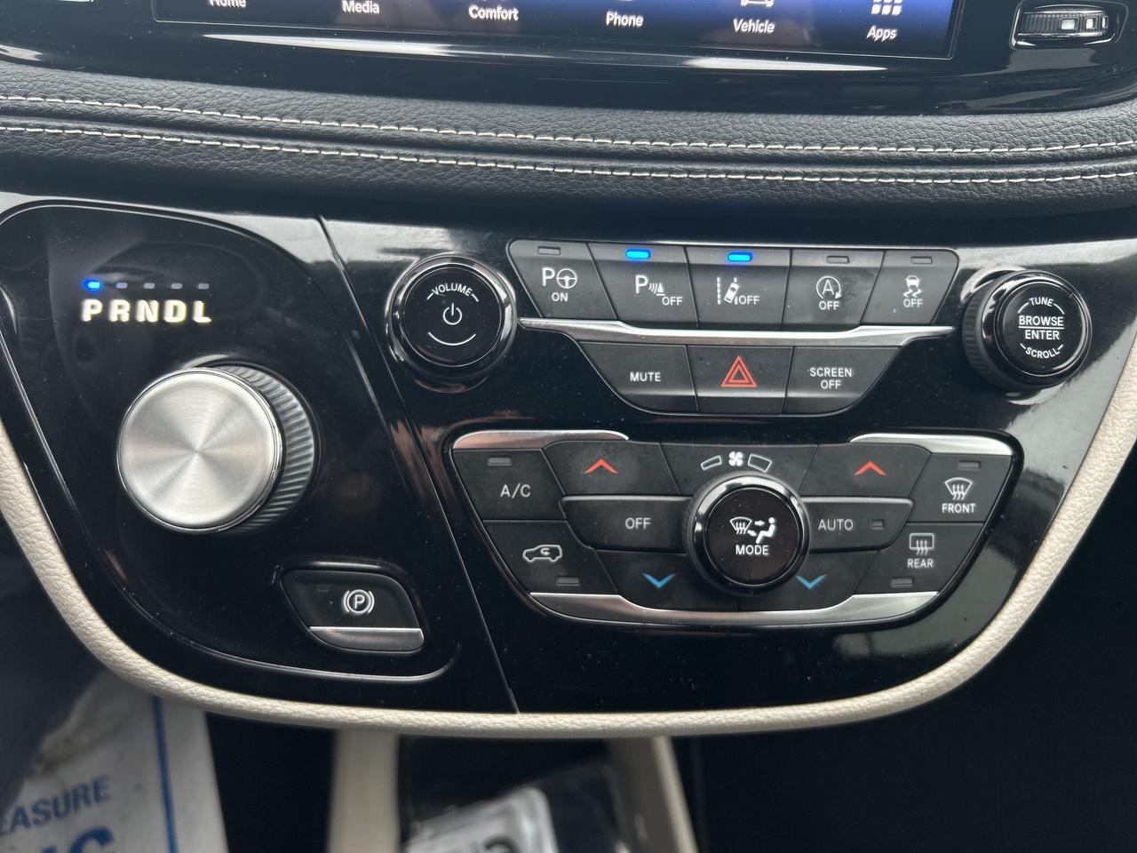 2023 Chrysler Pacifica Touring L Photo