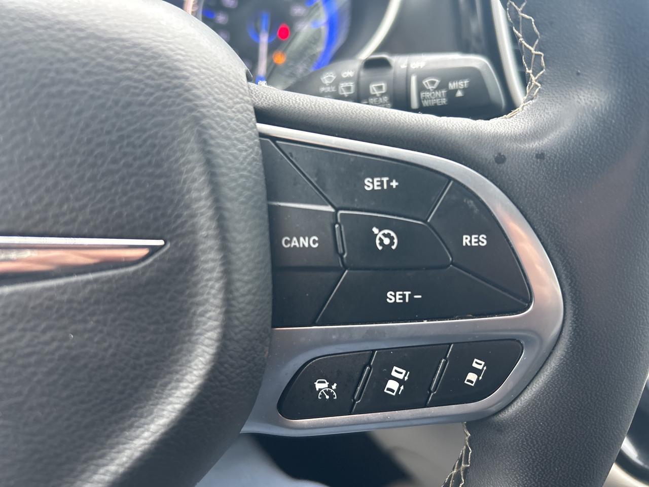 2023 Chrysler Pacifica Touring L Photo