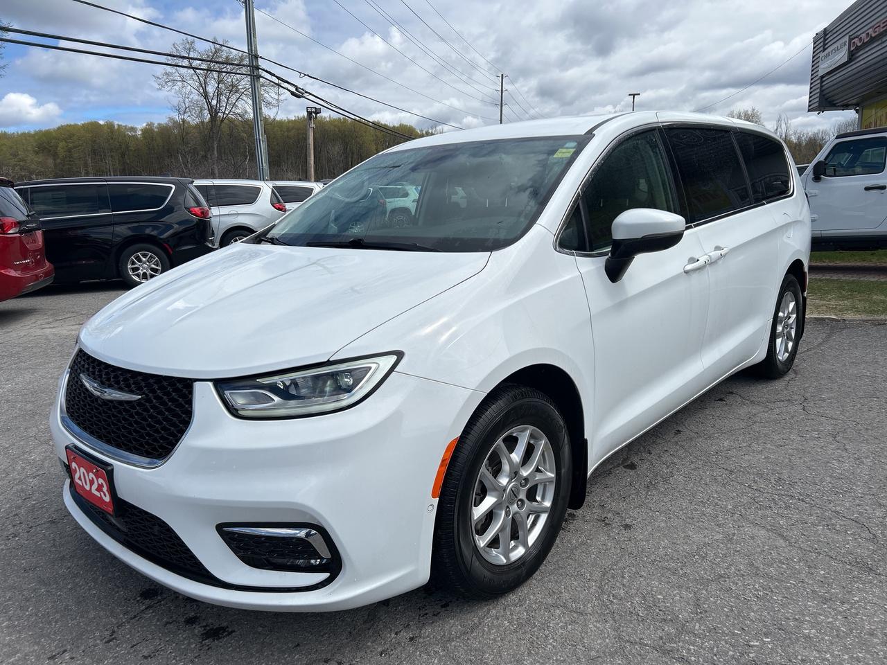 2023 Chrysler Pacifica Touring L Photo2