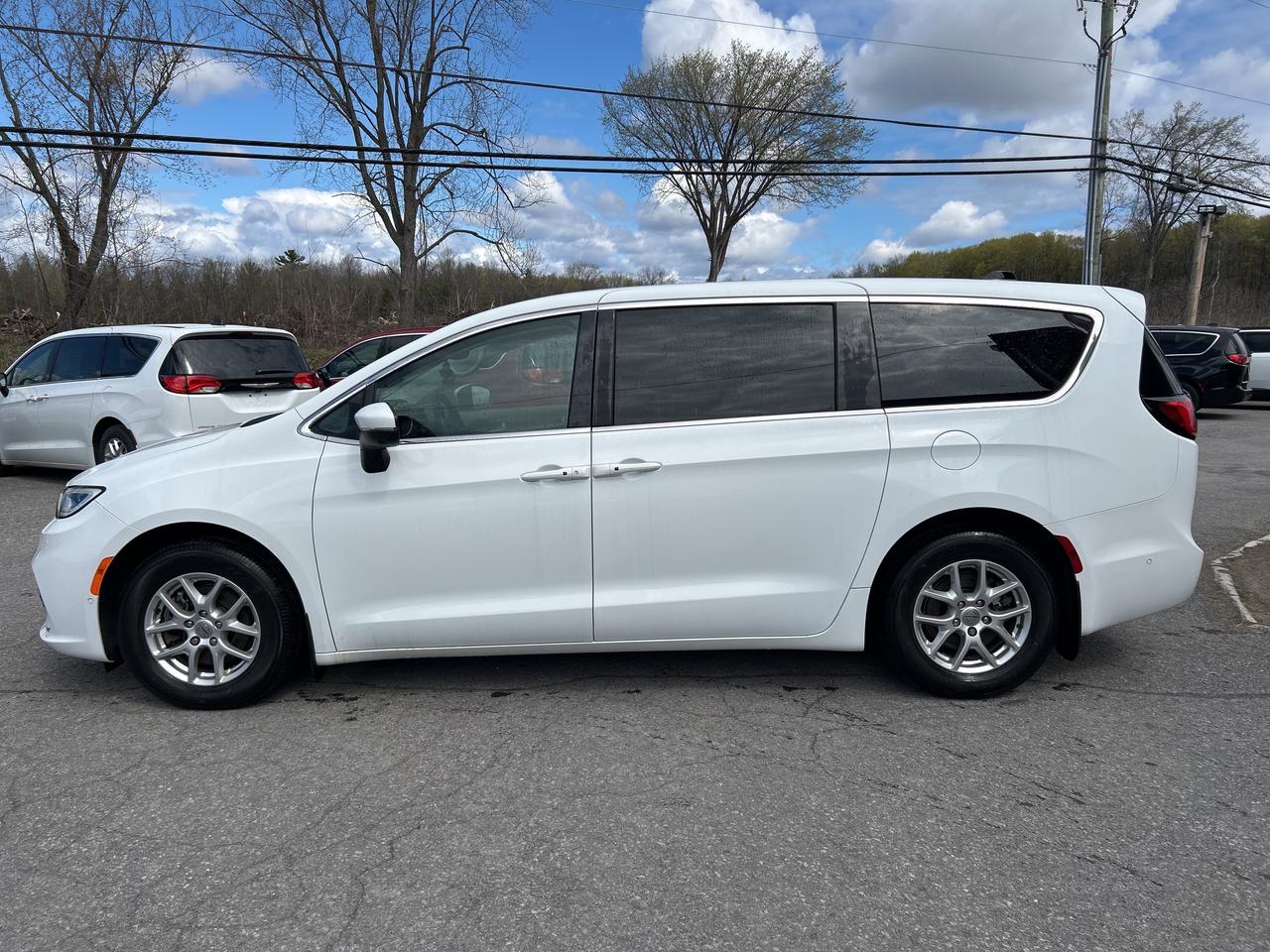 2023 Chrysler Pacifica Touring L Photo3
