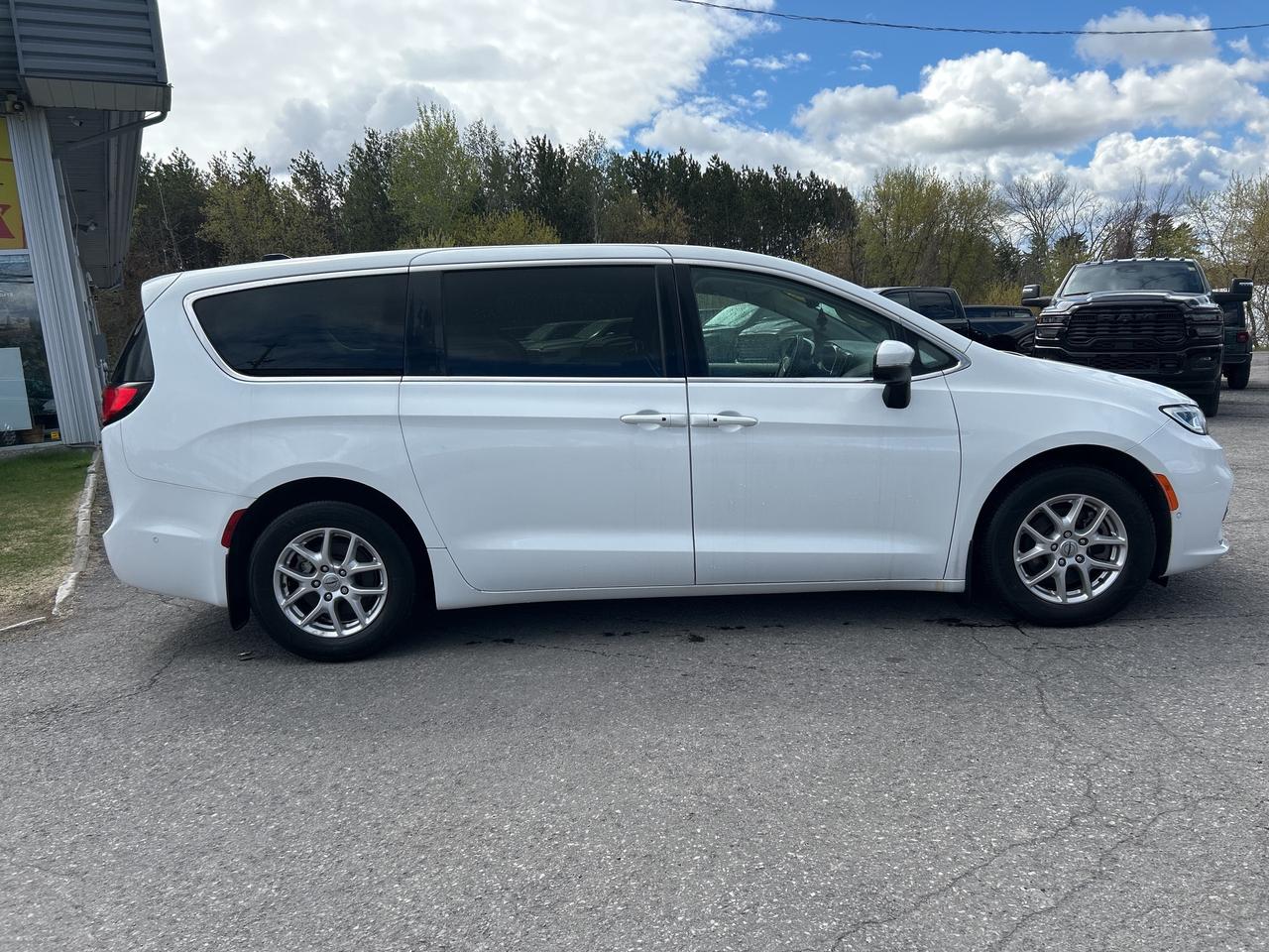 2023 Chrysler Pacifica Touring L Photo