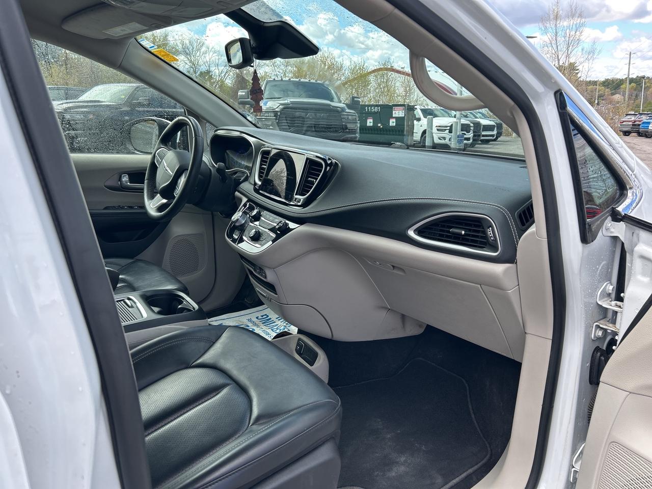 2023 Chrysler Pacifica Touring L Photo