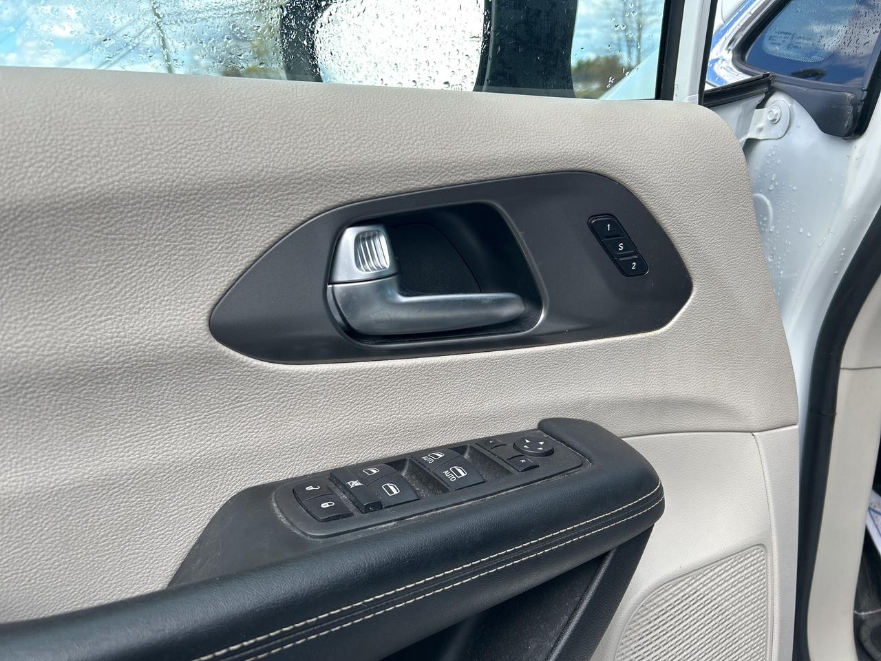 2023 Chrysler Pacifica Touring L Photo