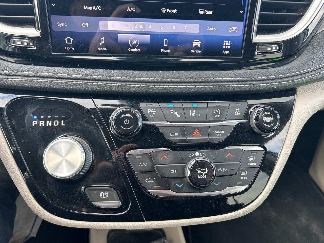 2023 Chrysler Pacifica Touring L Photo