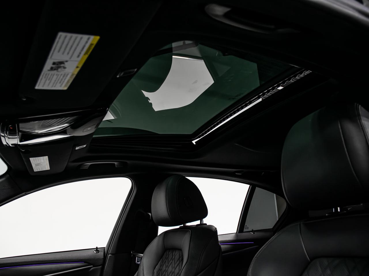 2022 BMW 5 Series 530i xDrive PREMIUM ESSENTIAL PKG HEADS UP Photo