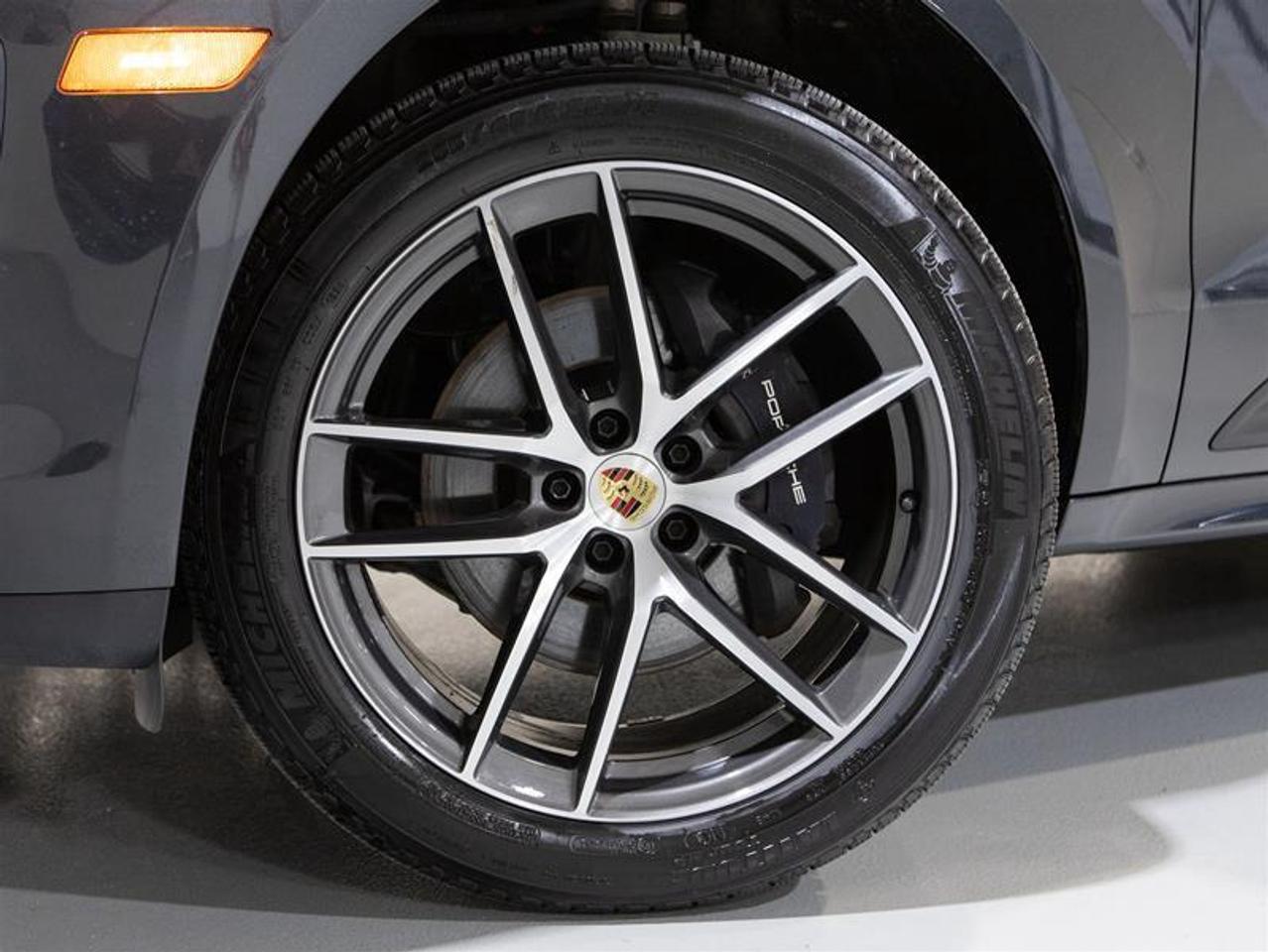 2024 Porsche Macan AWD Photo
