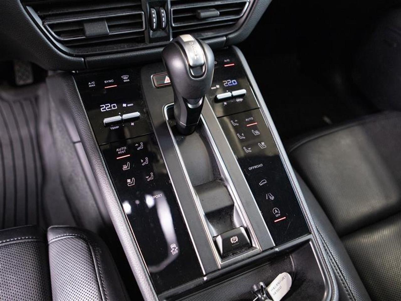 2024 Porsche Macan AWD Photo