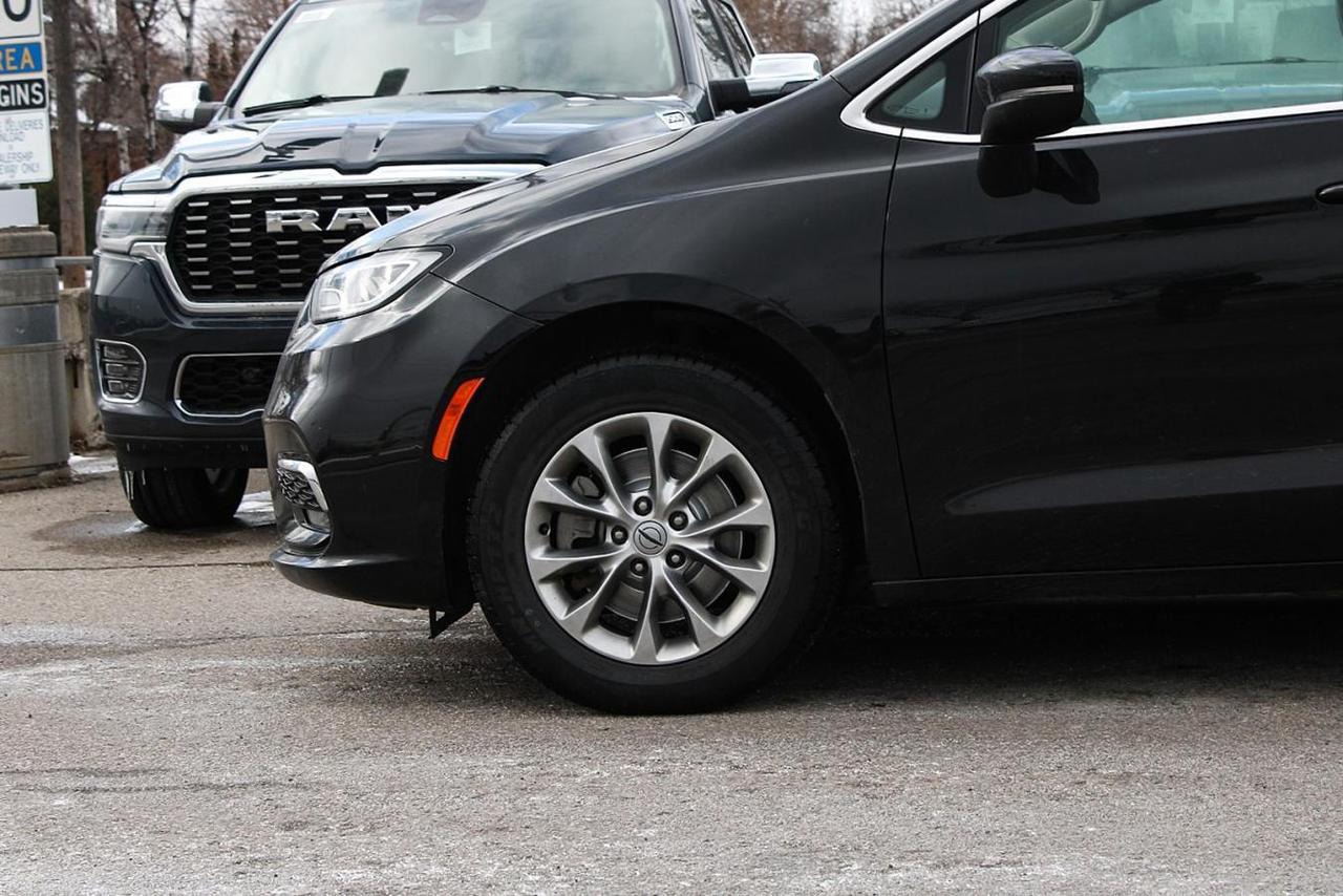 2023 Chrysler Pacifica Touring AWD  SiriusXM BkpCam HtdSeats Photo