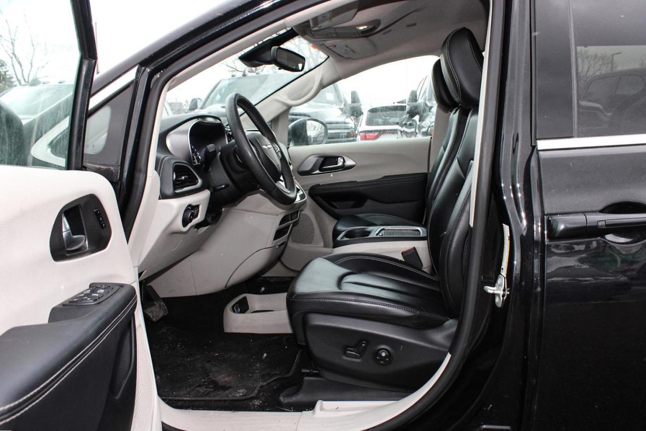 2023 Chrysler Pacifica Touring AWD  SiriusXM BkpCam HtdSeats Photo
