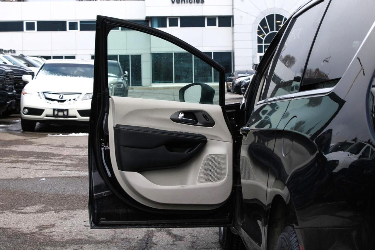 2023 Chrysler Pacifica Touring AWD  SiriusXM BkpCam HtdSeats Photo