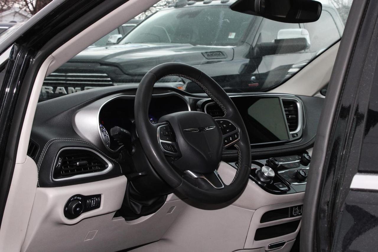 2023 Chrysler Pacifica Touring AWD  SiriusXM BkpCam HtdSeats Photo
