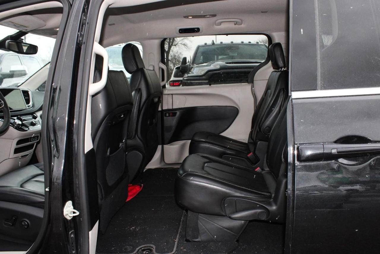 2023 Chrysler Pacifica Touring AWD  SiriusXM BkpCam HtdSeats Photo