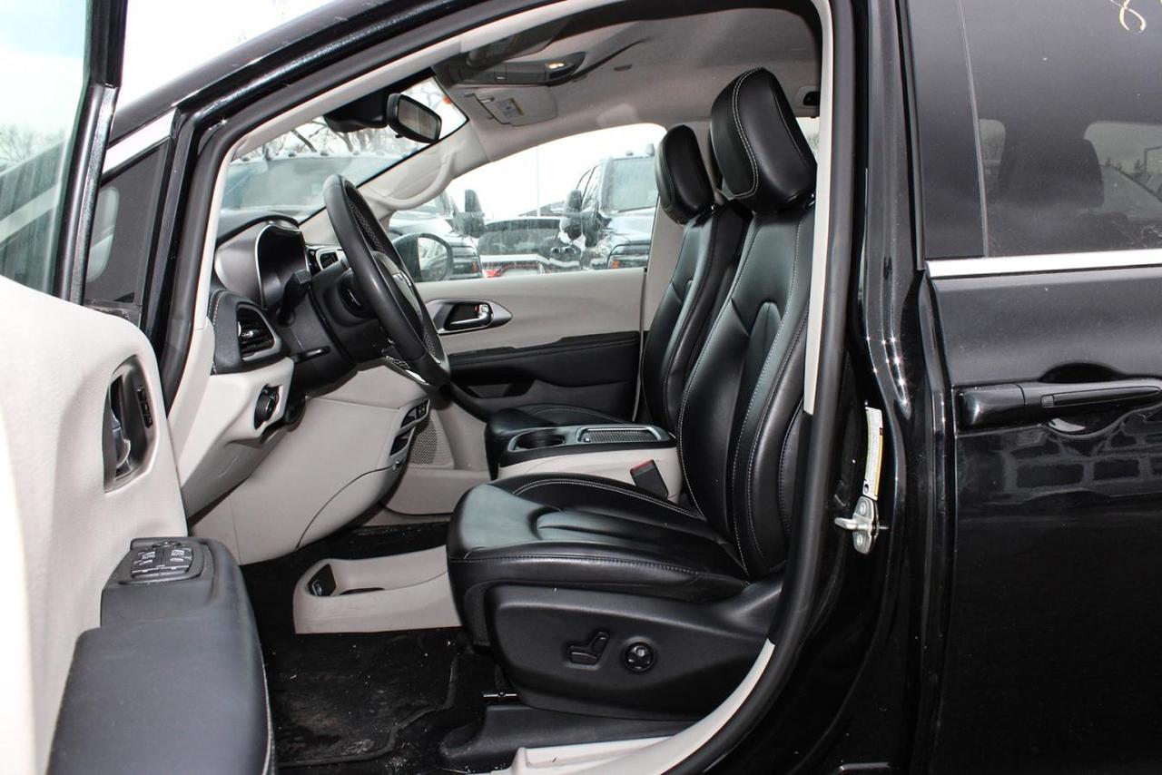 2023 Chrysler Pacifica Touring AWD  SiriusXM BkpCam HtdSeats Photo