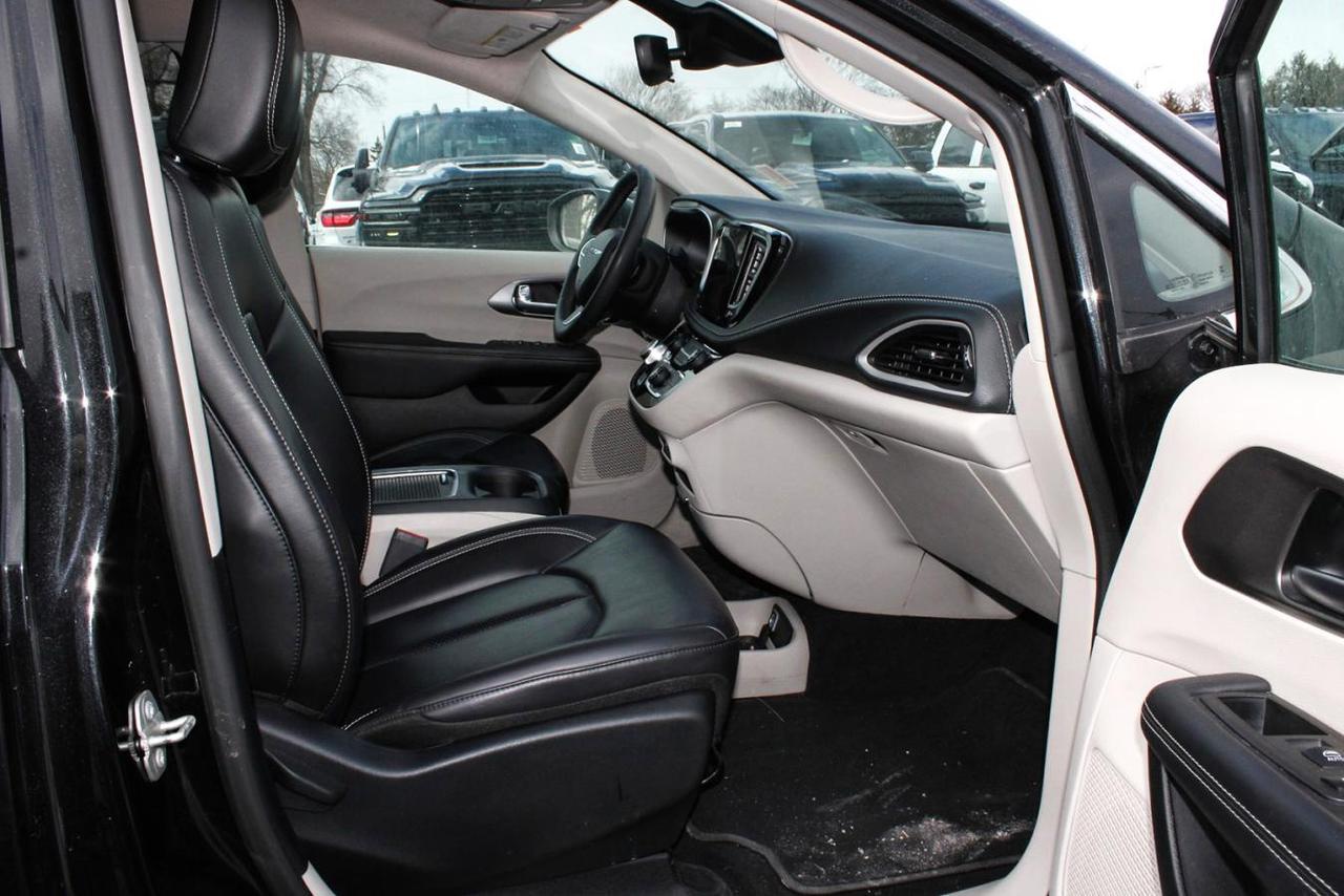 2023 Chrysler Pacifica Touring AWD  SiriusXM BkpCam HtdSeats Photo