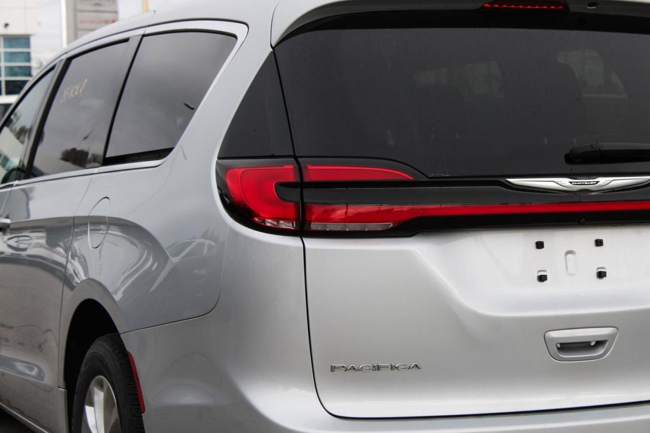 2023 Chrysler Pacifica TOURING L AWD Photo