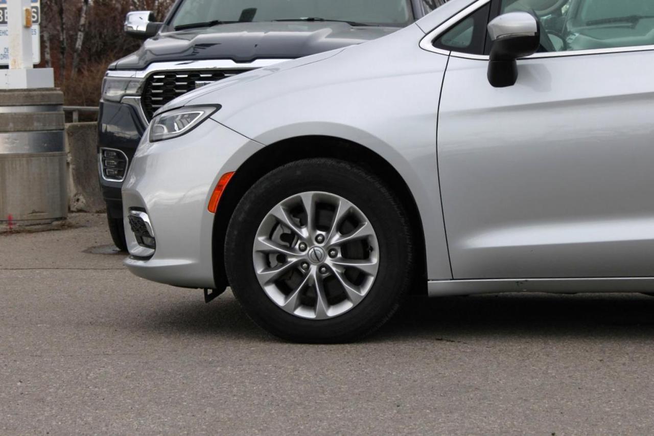 2023 Chrysler Pacifica TOURING L AWD Photo