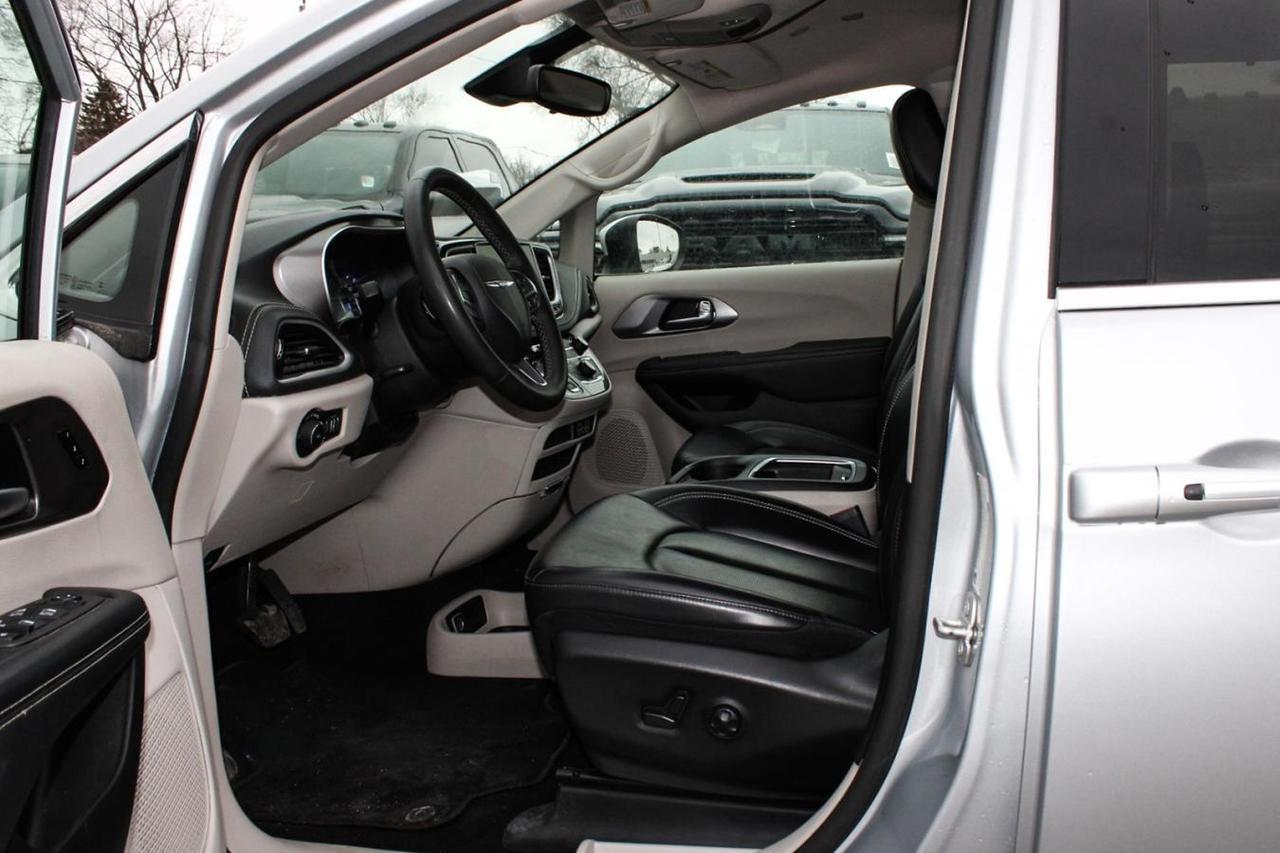 2023 Chrysler Pacifica TOURING L AWD Photo