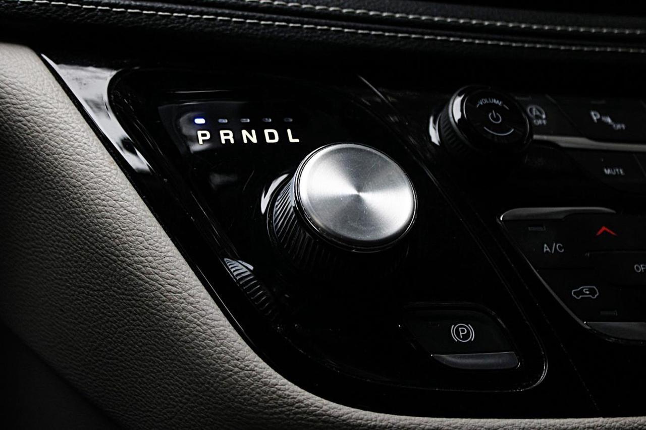 2023 Chrysler Pacifica TOURING L AWD Photo