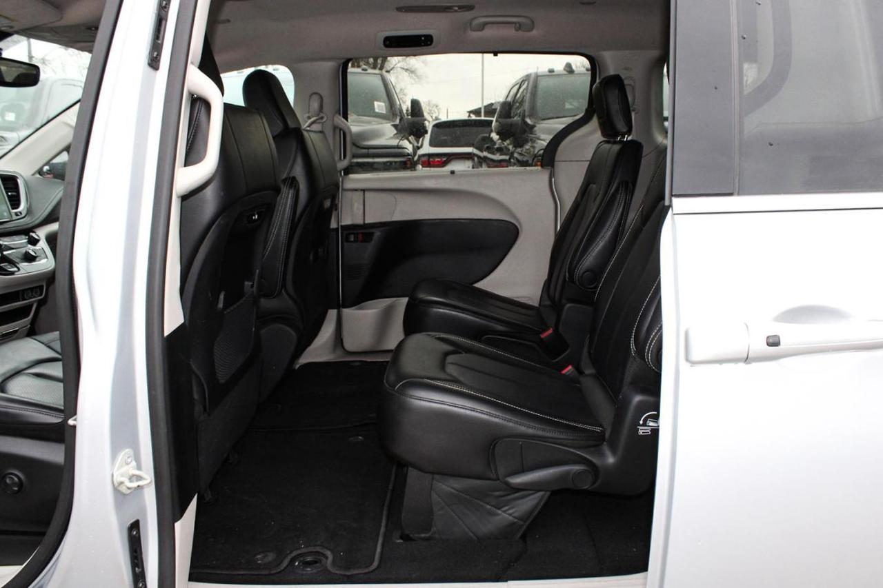 2023 Chrysler Pacifica TOURING L AWD Photo