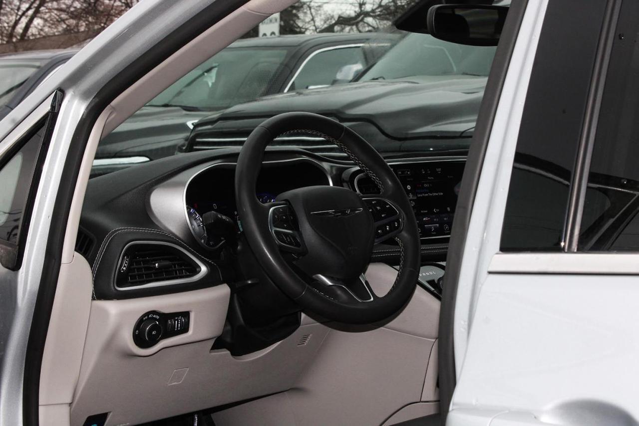 2023 Chrysler Pacifica TOURING L AWD Photo