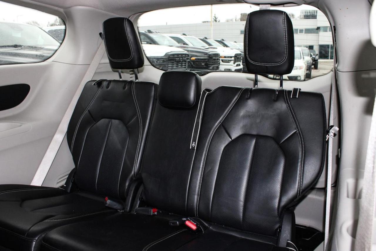 2023 Chrysler Pacifica TOURING L AWD Photo