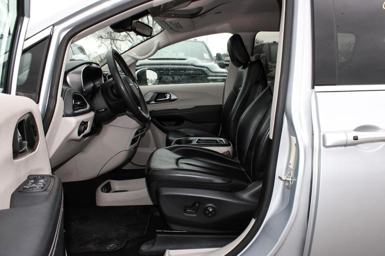 2023 Chrysler Pacifica TOURING L AWD Photo