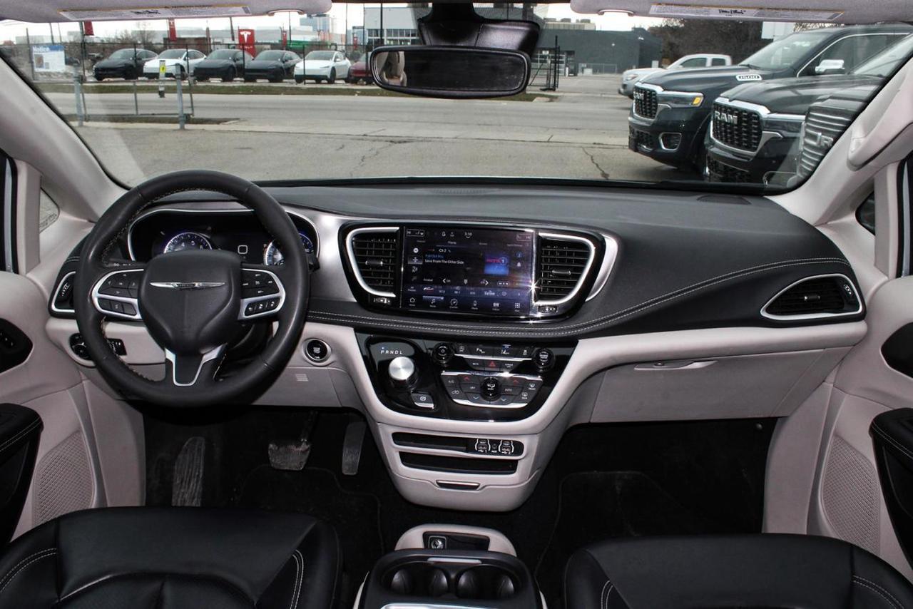 2023 Chrysler Pacifica TOURING L AWD Photo