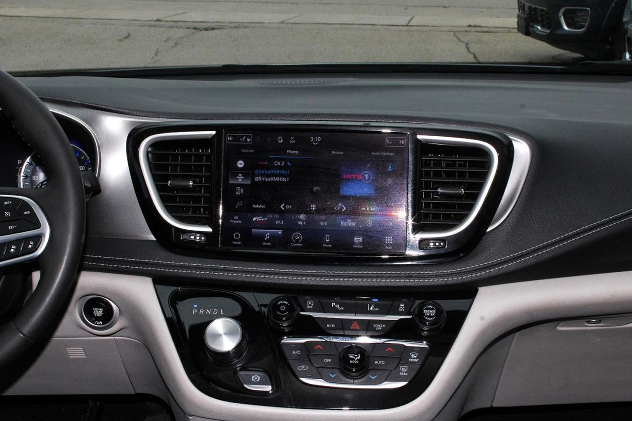 2023 Chrysler Pacifica TOURING L AWD Photo