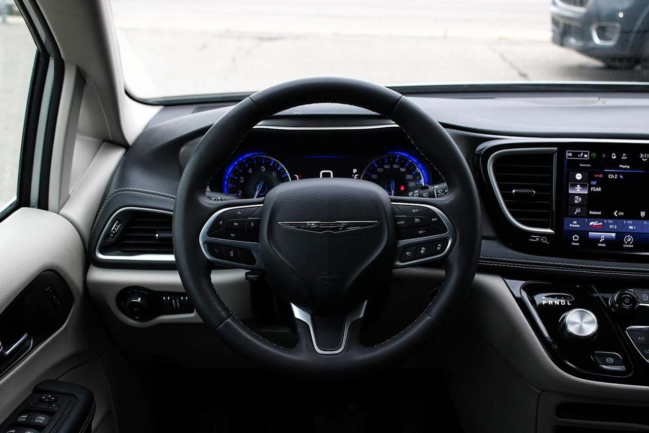 2023 Chrysler Pacifica TOURING L AWD Photo