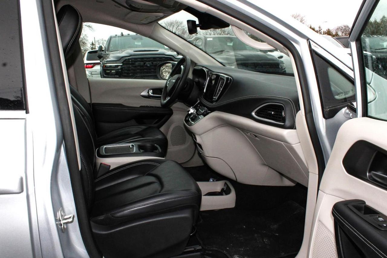 2023 Chrysler Pacifica TOURING L AWD Photo