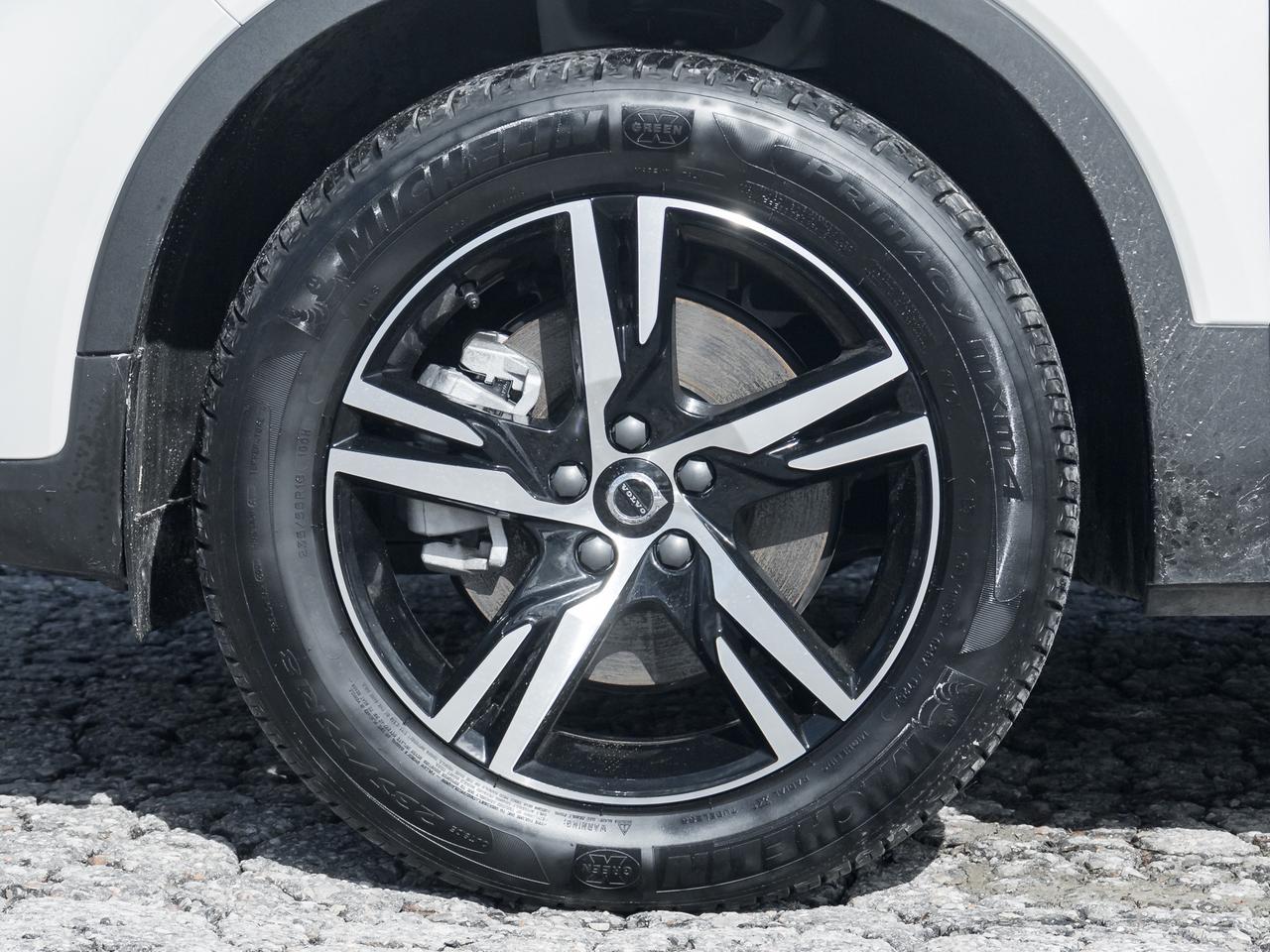 2025 Volvo XC40 B5 AWD Core  CPO FINANCE RATE FROM 3.49%* Photo