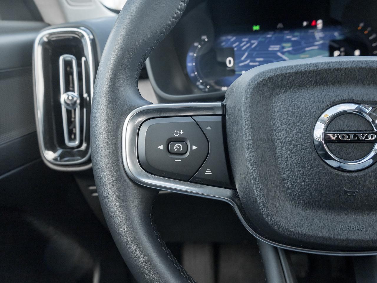 2025 Volvo XC40 B5 AWD Core  CPO FINANCE RATE FROM 3.49%* Photo