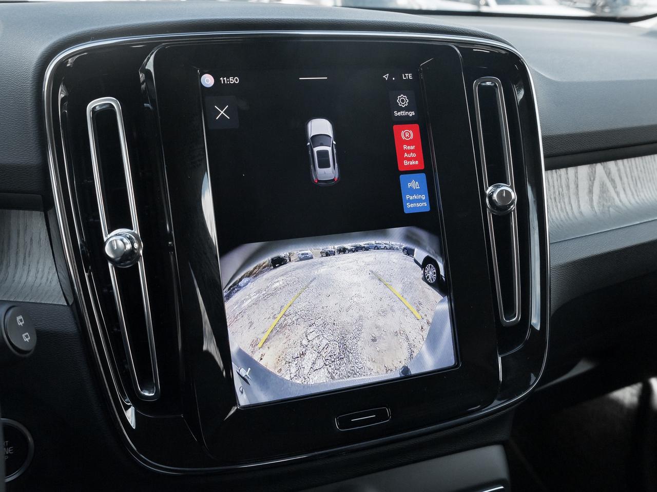 2025 Volvo XC40 B5 AWD Core  CPO FINANCE RATE FROM 3.49%* Photo