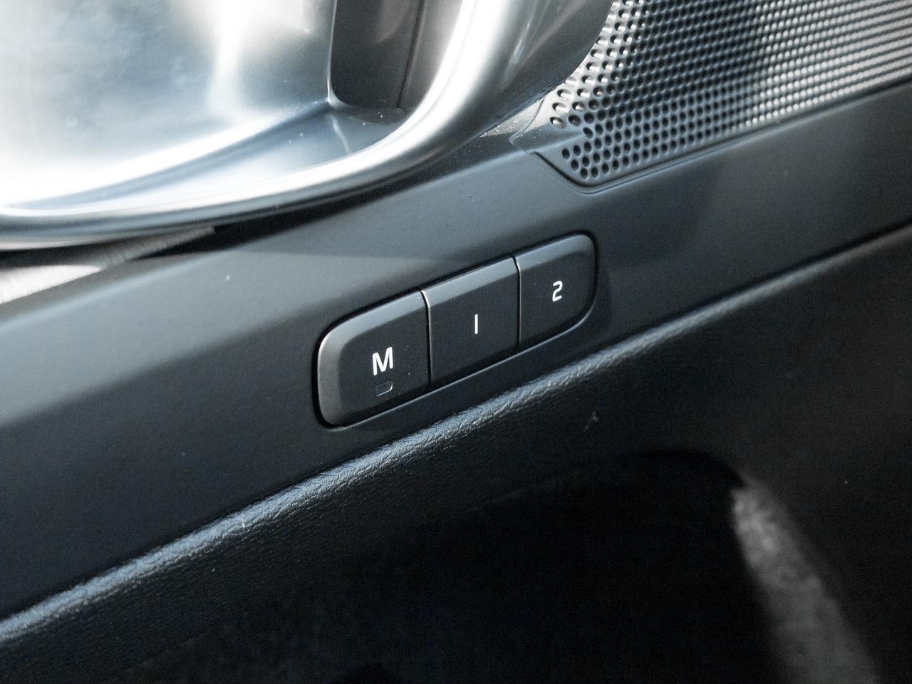 2025 Volvo XC40 B5 AWD Core  CPO FINANCE RATE FROM 3.49%* Photo