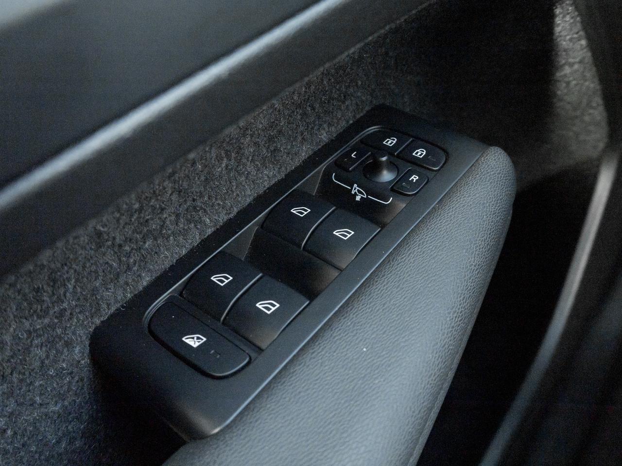 2025 Volvo XC40 B5 AWD Core  CPO FINANCE RATE FROM 3.49%* Photo