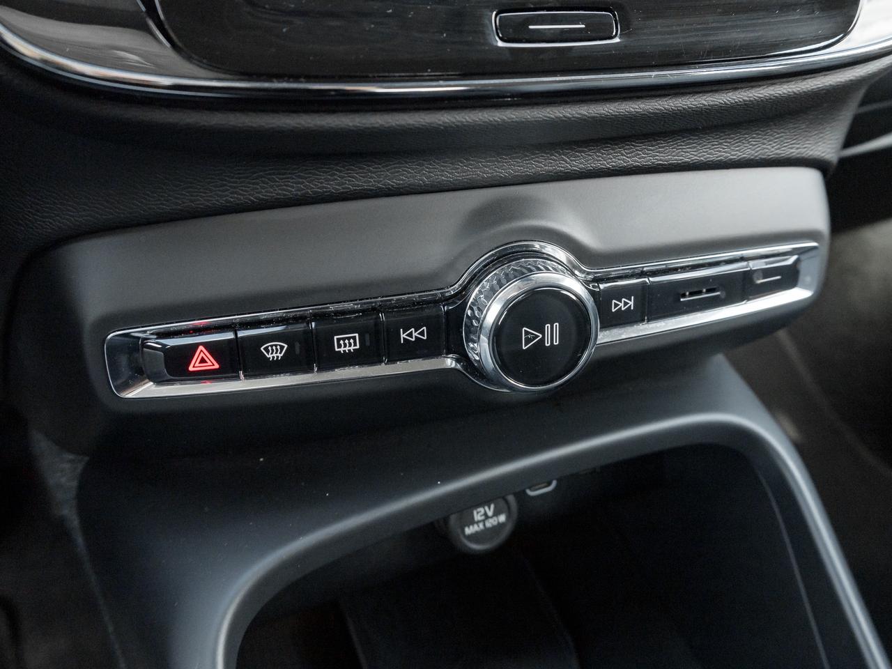 2025 Volvo XC40 B5 AWD Core  CPO FINANCE RATE FROM 3.49%* Photo