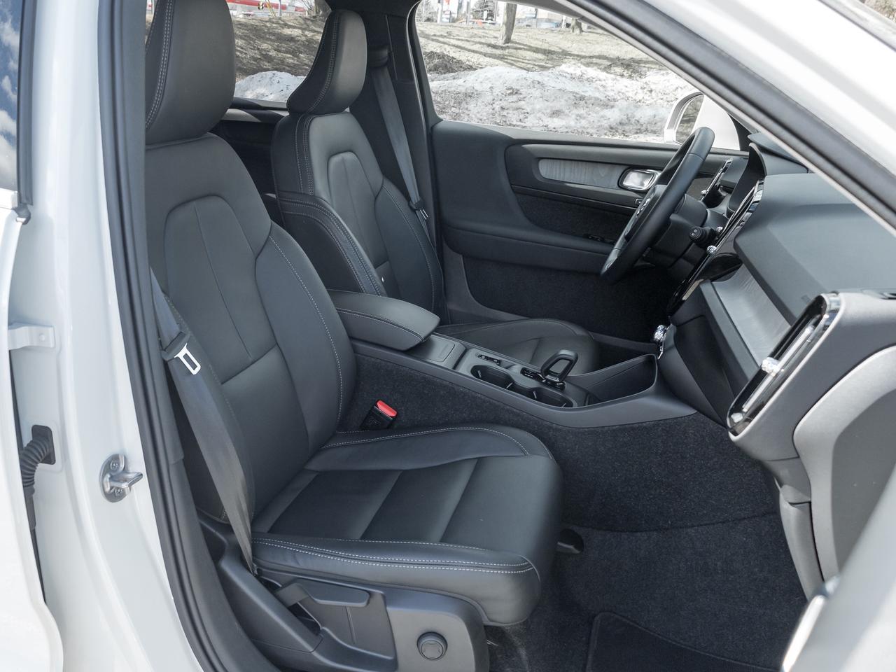 2025 Volvo XC40 B5 AWD Core  CPO FINANCE RATE FROM 3.49%* Photo