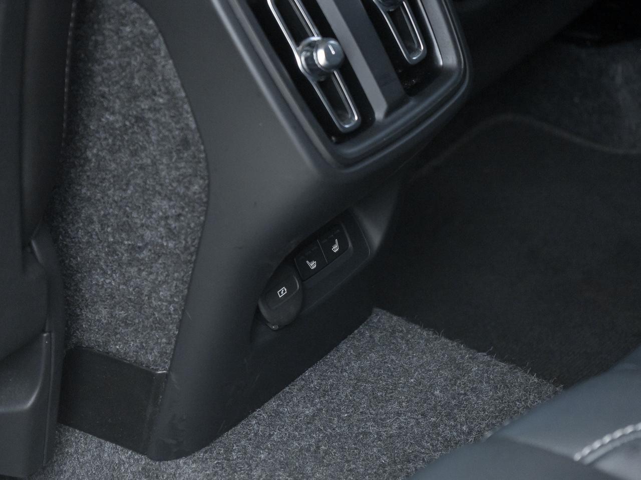 2025 Volvo XC40 B5 AWD Core  CPO FINANCE RATE FROM 3.49%* Photo