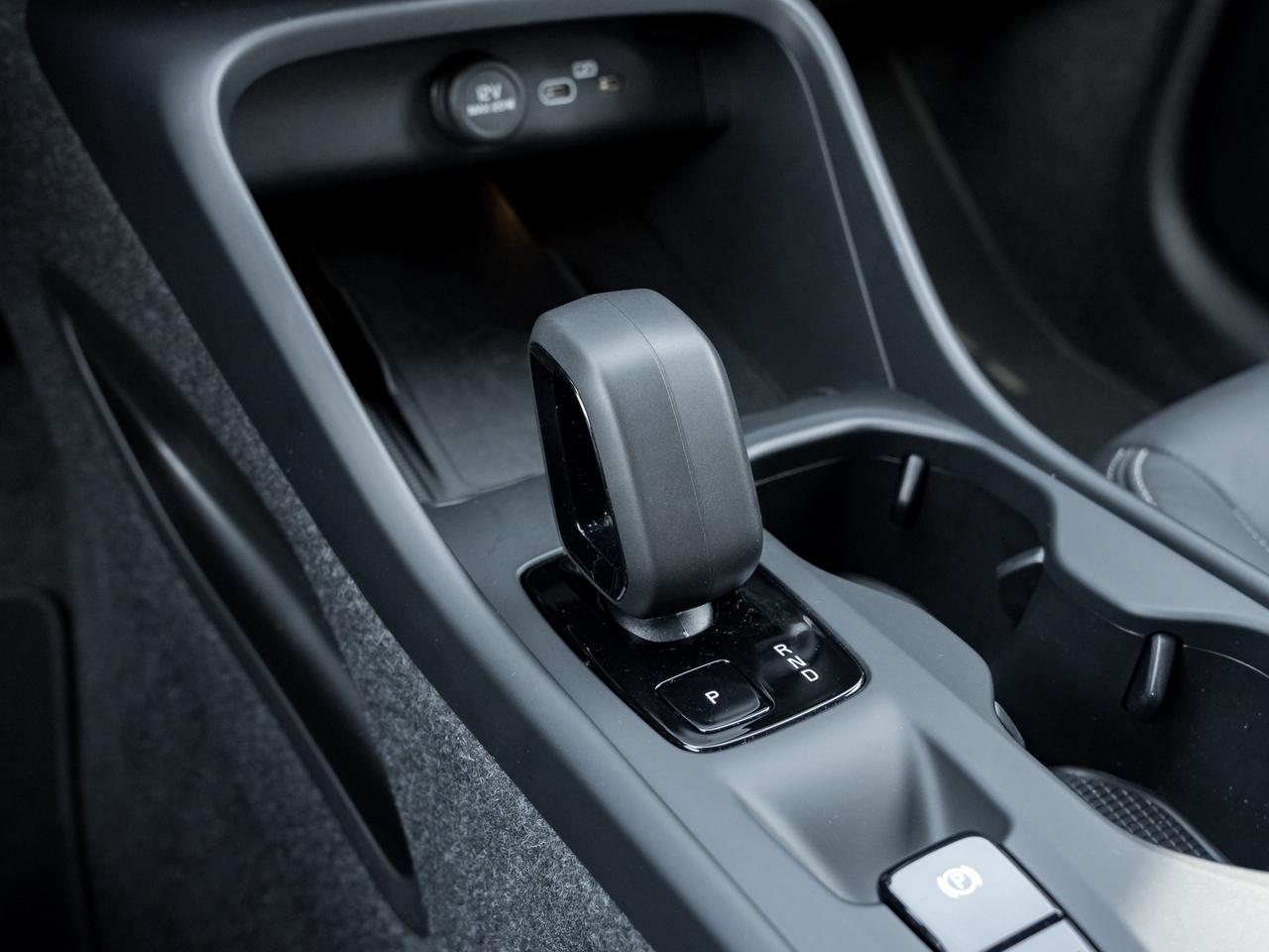 2025 Volvo XC40 B5 AWD Core  CPO FINANCE RATE FROM 3.49%* Photo