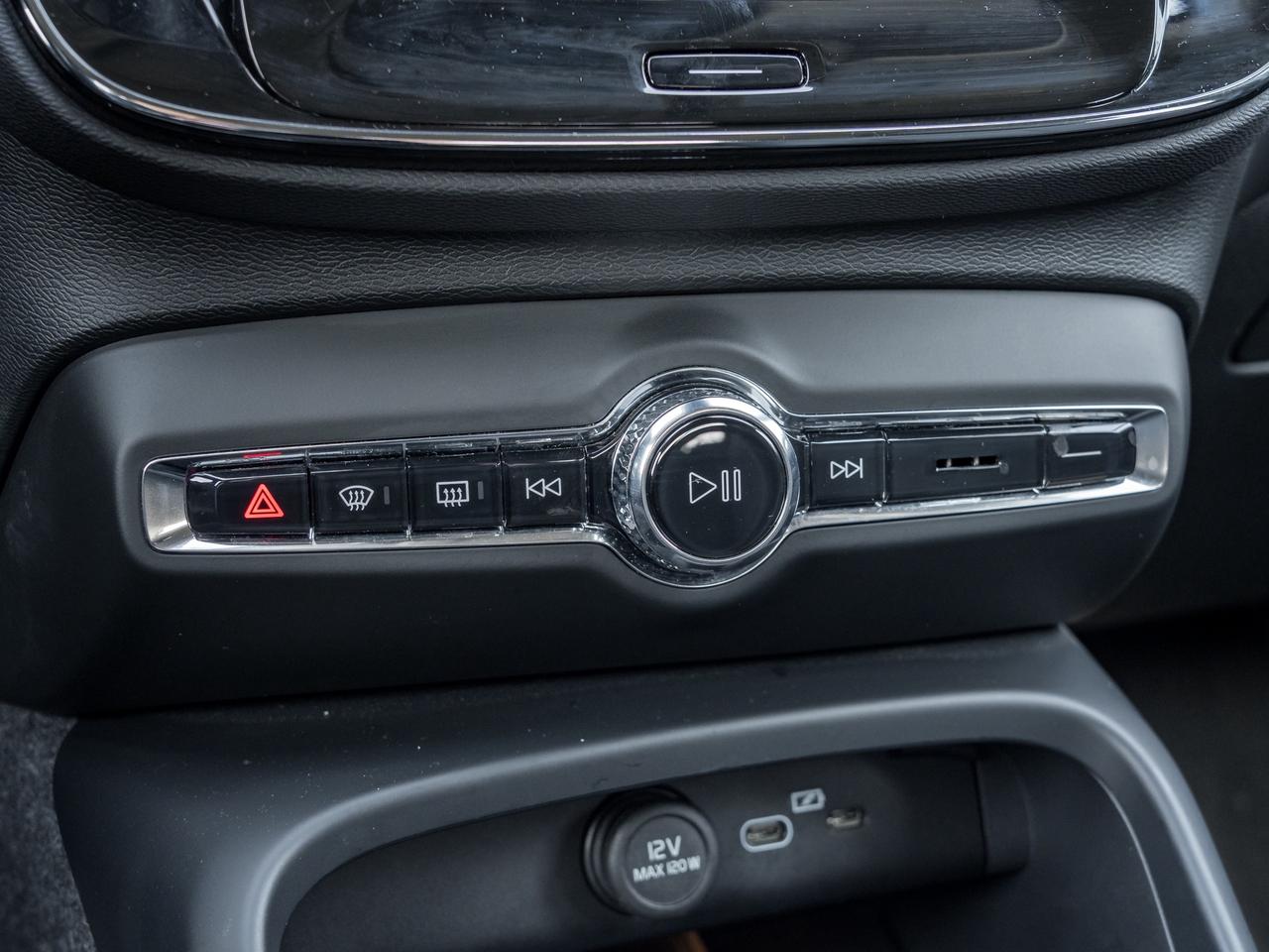 2025 Volvo XC40 B5 AWD Core  CPO FINANCE RATE FROM 3.49%* Photo