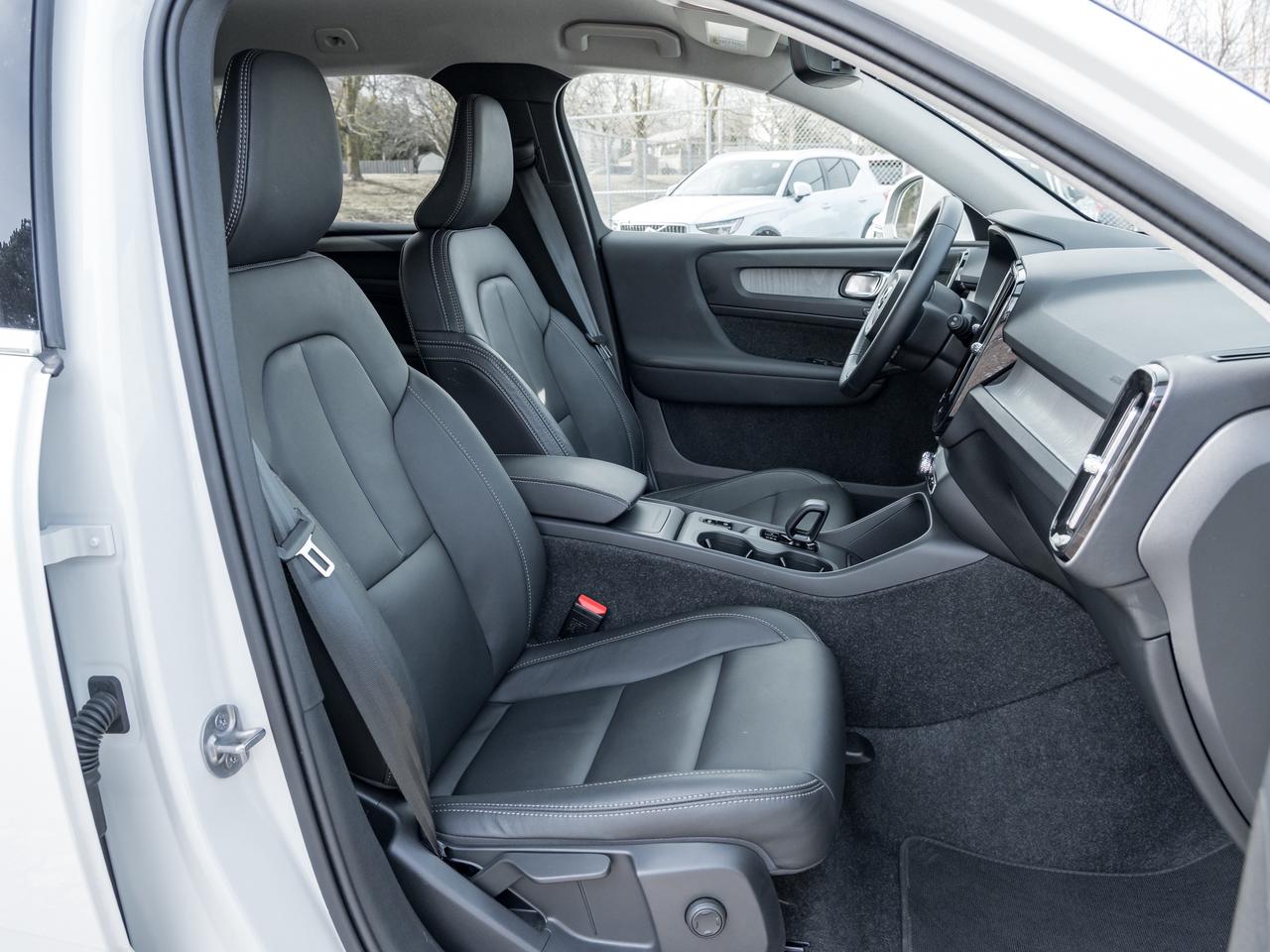 2025 Volvo XC40 B5 AWD Core  CPO FINANCE RATE FROM 3.49%* Photo