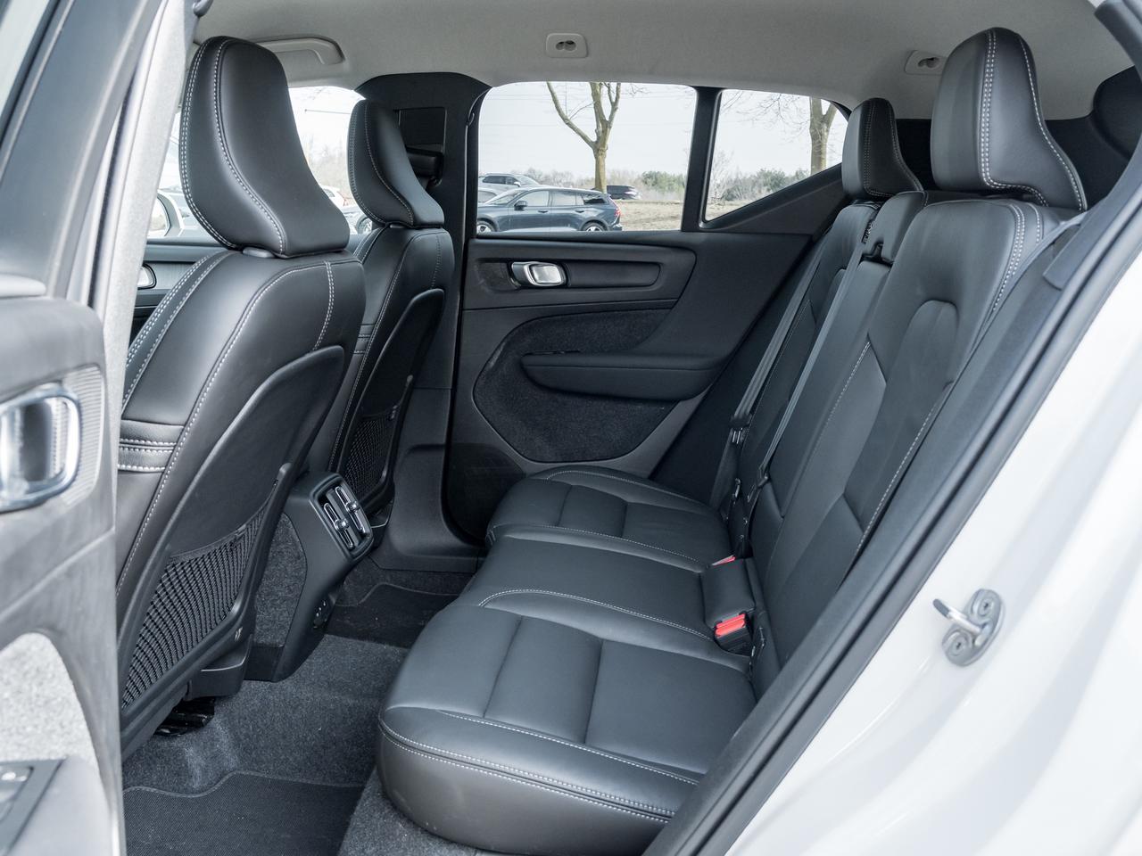2025 Volvo XC40 B5 AWD Core  CPO FINANCE RATE FROM 3.49%* Photo