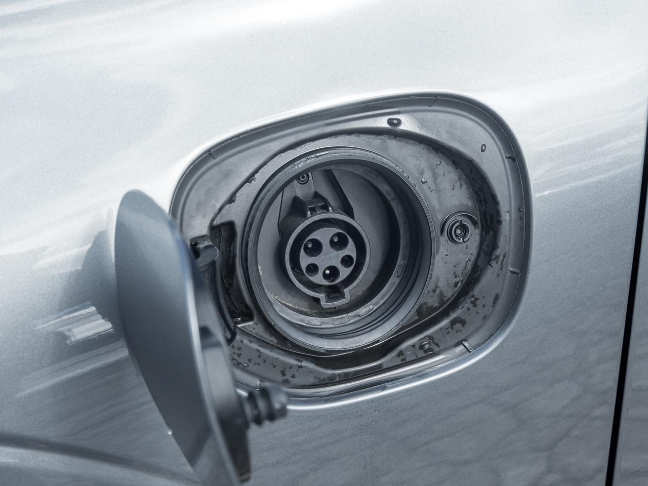 2021 Volvo XC60 Plug-In Hybrid Recharge T8 eAWD  LOW MILEAGE  VOLVO CPO Photo