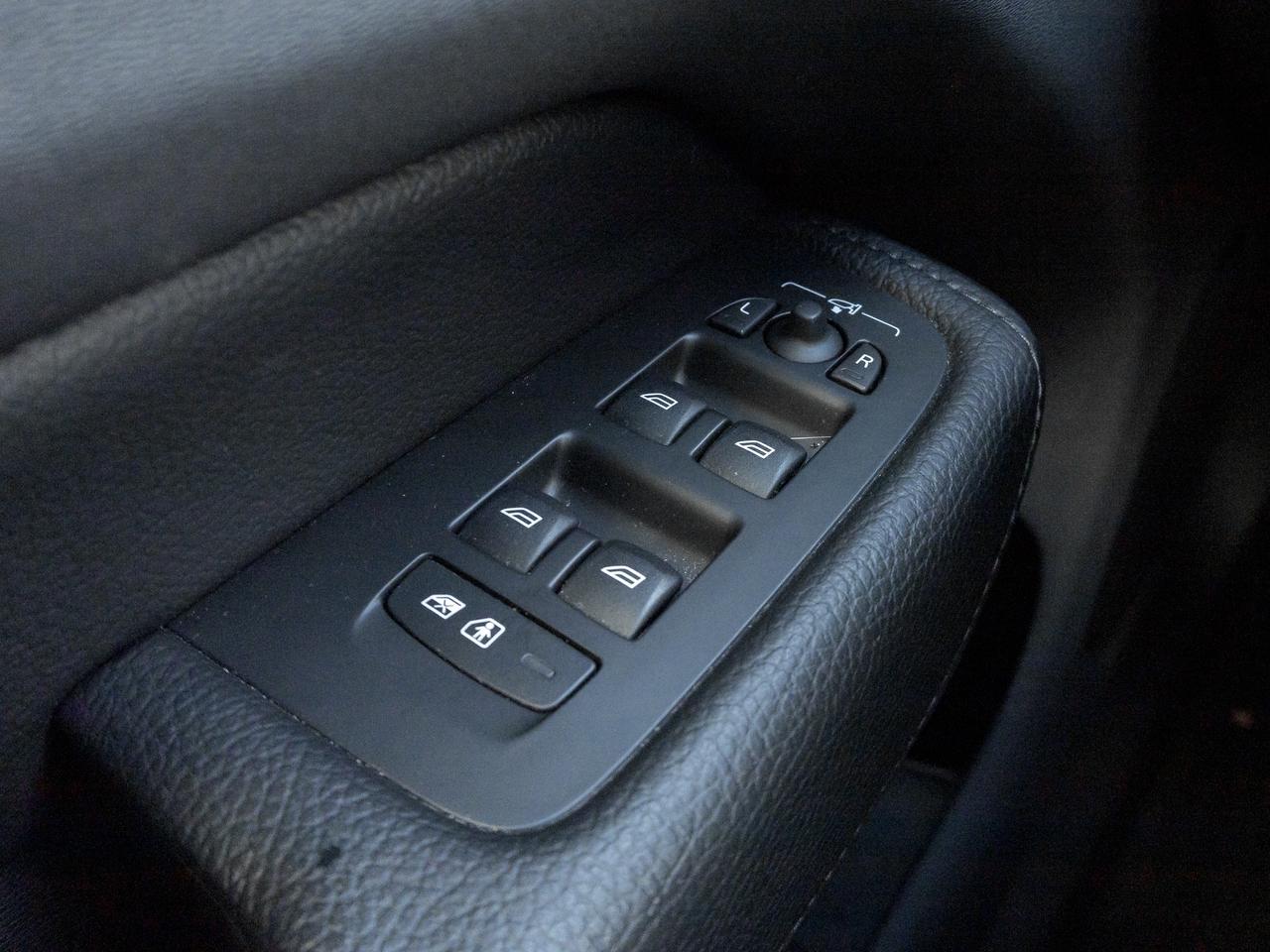 2021 Volvo XC60 Plug-In Hybrid Recharge T8 eAWD  LOW MILEAGE  VOLVO CPO Photo