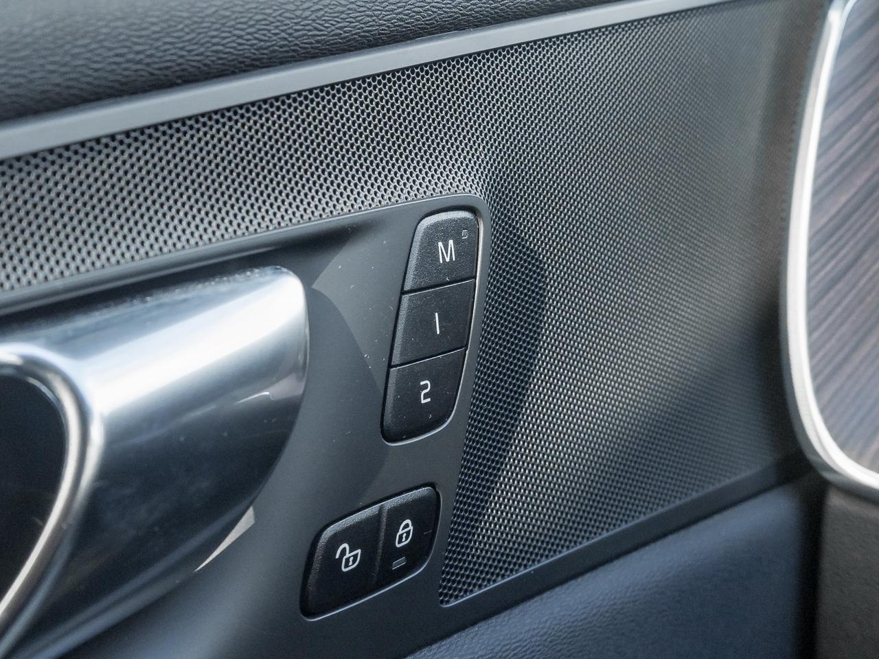 2021 Volvo XC60 Plug-In Hybrid Recharge T8 eAWD  LOW MILEAGE  VOLVO CPO Photo